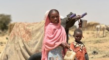 Sudanesische Kinder aus dem Vertriebenenlager Zamzam ruhen sich auf der Flucht zu den Tawila-Camps in Nord-Darfur aus. Foto: epa/Marwan Mohamed