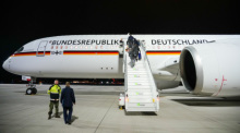 Der neue Airbus A350 "Konrad Adenauer" der Flugbereitschaft steht auf dem militärischen Teil des Flughafens Berlin-Brandenburg (BER) für die Reise des Bundeskanzlers nach Lateinamerika mit der ersten Station in Argentini... Foto: Kay Nietfeld/dpa