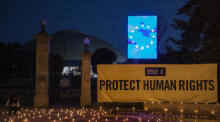 Mahnwache für den Schutz der Menschenrechte. Foto: epa/Jose Coelho