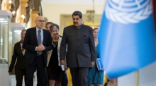 Der UN-Hochkommissar Volker Türk empfängt Maduro in Miraflores. Foto: epa/Rayner Pena