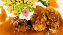 Australische Rindsmedaillons im Speckmantel mit Pilzsauce à la Chasseur, Spätzli und Gemüse gehören zu den aktuellen Wochenangeboten im Jaybee’Swiss in Ost-Pattaya. Fotos: Jaybee'Swiss Restaurant
