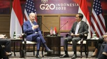 Der amerikanische Präsident Joe Biden (L) spricht mit dem indonesischen Präsidenten Joko Widodo vor dem G20-Gipfel in Nusa Dua. Foto: epa/Achmad Ibrahim