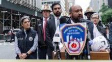 New Yorks Bürgermeister Zohran Mamdani informiert vor einem Hochhaus in Manhattan über den Einsatz nach einem Baustellenvorfall. Foto: EPA/Olga Fedorova