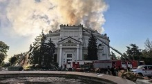 Feuerwehrleute löschen einen Brand auf dem Dach des Panoramamuseums „Verteidigung von Sewastopol 1854–1855“ nach einem Drohnenangriff. Foto: epa/Telegram-kanal Von Michail Raswoschajew/handout