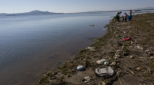 Müll bedeckt das Ufer des Titicacasees bei Coata, Peru. Foto: Rodrigo Abd/Ap/dpa