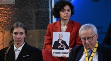 Tatyana Khomich (Mitte) hält das Foto ihrer inhaftierten Schwester Maria Kolesnikova in den Händen. Foto: epa/Federico Gambarini