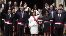Peruanische Präsidentin Dina Boluarte (C) posiert mit ihren ernannten Ministern während einer Zeremonie im Palacio de Gobierno in Lima. Foto: epa/Paolo Aguilar