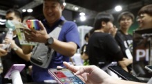 Die Wahl eines Smartphones ist in Thailand häufig auch eine Frage von Status, Vertrauen und persönlichem Image. Foto: epa/Rungroj Yongrit