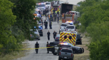 Die Polizei arbeitet am Tatort, wo Dutzende von Menschen in einem Sattelauflieger in einem abgelegenen Gebiet im Südwesten von San Antonio tot aufgefunden wurden. Foto: Eric Gay