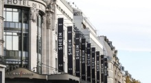 Das BHV-Gebäude in Paris zeigt zum Store-Start das Shein-Logo, während Kritik und eine Petition gegen die umstrittene Marke wachsen. Foto: epa/Teresa Suarez