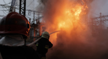 Feuerwehrleute versuchen, einen Brand in einem Elektrizitätswerk nach einem russischen Angriff zu löschen. Angriffe auf Energieanlagen in der Region Charkiw führten zu Stromausfällen und zur Unterbrechung wichtiger... Foto: Yakiv Liashenko/Ap/dpa