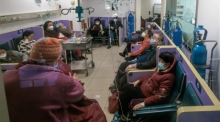 Menschen, die eine intravenöse Therapie und Sauerstofftherapie erhalten, sitzen am 13. Januar 2023 in einem Korridor eines Krankenhauses in Shanghai. Foto: EPA-EFE/Alex Plavevski