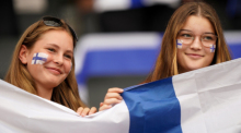 Zwei Finnland-Fans lächeln vor dem Spiel. Foto: Tim Goode/Pa Wire/dpa