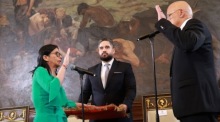Venezuelas Vizepräsidentin Delcy Rodriguez wird nach der Festnahme von Nicolas Maduro durch US-Spezialkräfte als amtierende Präsidentin vereidigt. Foto: Miraflores Palace Handout/epa/dpa