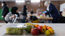 Bedürftige Menschen bekommen Lebensmittel von der Tafel. Foto: Rolf Vennenbernd/dpa