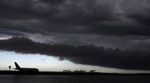 Flugzeug rollt, während Sturmwolken über der Botany Bay in Sydney vorüberziehen. Foto: epa/Dean Lewins Australien Und Neuseeland Aus