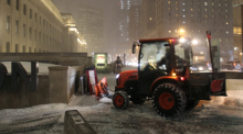Ein Arbeiter räumt einen Fußweg in der Innenstadt, nachdem ein Wintersturm über die Stadt hereinbrach. Foto: Sean Vokey/The Canadian Press/dpa