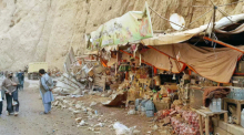 Blick auf Verkaufsstände im Distrikt Khulm, die bei einem Erdbeben der Stärke 6,3 im Norden Afghanistans beschädigt wurden. Foto: XinHua/dpa