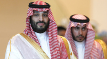 Mohammed bin Salman (l), Kronprinz von Saudi-Arabien, trifft für den informellen Dialog der Apec-Leiter ein, der im Rahmen des Apec-Gipfels stattfindet. Foto: Rungroj Yongrit/Pool Photo Via Ap/dpa