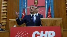 CHP-Vorsitzender Özgür Özél spricht auf der Fraktionssitzung seiner Partei in der Großen Nationalversammlung der Türkei in Ankara. Foto: epa/Necati Savas