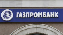 Das Logo der Gazprombank am Gebäude einer Niederlassung in Moskau, Russland, 28. April 2022. Foto: epa/Yuri Kochetkov