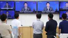 Staatsbedienstete sehen sich im Regierungskomplex in Sejong, Zentral-Südkorea, einen Fernsehbericht an. Foto: epa/Yonhap