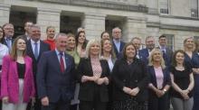 Die neue Erste Ministerin für Nordirland, Michele O'Neill (C), posiert vor dem Stormont-Gebäude mit Mitgliedern ihrer Partei Sinn Fein in Belfast. Foto: epa/Mark Marlow