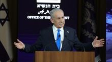 Israels Ministerpräsident Benjamin Netanjahu spricht bei einer Gedenkfeier zum 50. Jahrestag der Geiselbefreiung von Entebbe in Jerusalem. Foto: EPA/Abir Sultan