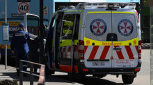 Ein Krankenwagen steht am Taronga Zoo in Sydney. Die Explosion eines Staubsaugroboters hat einen 25 Jahre alten Mann im australischen Perth lebensgefährlich verletzt. Foto: Dean Lewins/Aap/dpa