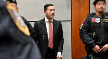 Rene Benko erscheint vor Gericht in Innsbruck, wo ihm im Zusammenhang mit der Signa-Pleite betrügerische Krida vorgeworfen wird. Foto: Barbara Gindl/Apa/dpa
