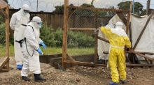 Gesundheitshelfer bereiten im Ostkongo den Leichnam eines Ebola-Opfers zur Bestattung vor. Foto: EPA/Str