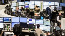 Händler schauen auf ihre Bildschirme im Handelssaal der Börse in Frankfurt am Main. Foto: EPA/Frank Rumpenhorst