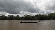 Die Fischer im peruanischen Amazonasgebiet. Foto: epa/Paolo Aguilar