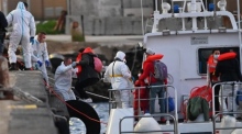Die Migranten wurden aus dem Mittelmeer gerettet. Foto: epa/Carmelo Imbesi