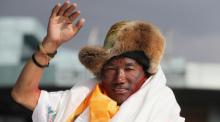 Der altgediente nepalesische Sherpa-Führer Kami Rita winkt bei seiner Ankunft in Kathmandu. Foto: Niranjan Shrestha/Ap/dpa