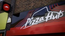 Eine Filiale von Pizza Hut im Londoner Stadtteil Walthamstow. Die Restaurantkette kündigte die Schließung zahlreicher Standorte im Vereinigten Königreich an. Foto: Tolga Akmen/epa/dpa.