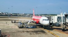 AirAsia reagiert mit Kürzungen auf stark gestiegene Treibstoffkosten. Foto: Zoshua Colah/Unsplash