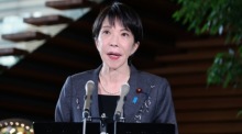 Premierministerin Sanae Takaichi informiert über Folgen des starken Bebens, das schwere Erschütterungen auslöste und zahlreiche Menschen verletzte. Foto: epa/Jiji Press