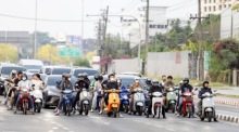Motorradfahrer und Autofahrer bewegen sich in Chiang Mai durch dichten Smog, der die Sicht und Luftqualität deutlich beeinträchtigt. Foto: epa/Pongmanat Tasiri