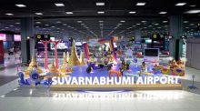 Installationen mit thailändischen Wahrzeichen und Fotomotiven im Bereich der Gepäckausgabe schaffen eine festliche Atmosphäre für ankommende Passagiere. Bild: Suvarnabhumi Airport