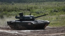 Der neueste russische Panzer T-14 Armata während einer dynamischen Vorführung von militärischer Ausrüstung auf dem Internationalen Militärtechnischen Forum 'Armee-2023'. Foto: epa/Yuri Kochetkov
