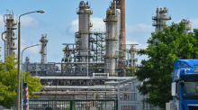 Anlagen zur Rohölverarbeitung stehen auf dem Gelände der PCK-Raffinerie GmbH. Foto: Patrick Pleul/dpa