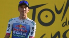 Der deutsche Radprofi Florian Lipowitz steht bei der Teampräsentation vor dem Start der Tour de France in Barcelona auf dem Podium. Foto: Thibault Camus/Ap/dpa
