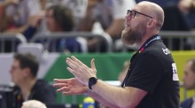 Ales Pajovic, Österreichs Cheftrainer, gestikuliert während der EHF Men's EURO 2024. Foto: epa/Christopher Neundorf