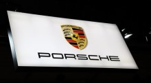 Der Schriftzug des deutschen Automobilherstellers Porsche während der Eröffnung des Brüsseler Autosalons 2023 in Brüssel. Foto: epa/Stephanie Lecocq