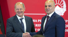 Bundeskanzler Olaf Scholz (L) und der nordmazedonische Ministerpräsident Dimitar Kovacevski (R). Foto: epa/Georgi Likovski