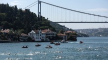 Teilnehmer durchschwimmen den Bosporus beim traditionsreichen Bosporus-Cross-Continental-Schwimmrennen in Istanbul. Foto: Erdem Sahin/epa