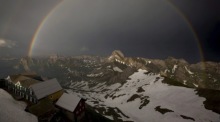 Ein großer Regenbogen spannt sich über dem Berggasthaus Säntis auf 2511 Metern Höhe in der Schweiz. Archivfoto: epa/Alessandro Della Bella