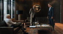 Richard Gere, Jeffrey Wright und Michael Fassbender in einer Szene der zweiten Staffel der Spionageserie The Agency. Foto: Paramount+/dpa