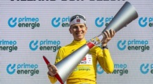 Tadej Pogačar jubelt auf dem Siegerpodest nach seinem Gesamtsieg bei der Tour de Suisse in Villars-sur-Ollon. Foto: EPA/Gian Ehrenzeller